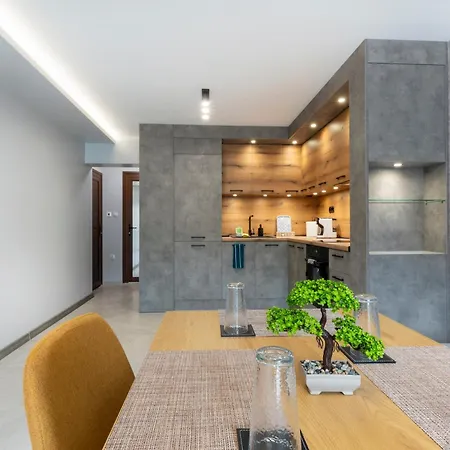 Urban Five #1 - Stylish One-bedroom With Kitchen & Parking *