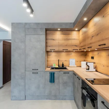 Urban Five #1 - Stylish One-bedroom With Kitchen & Parking Apartmán