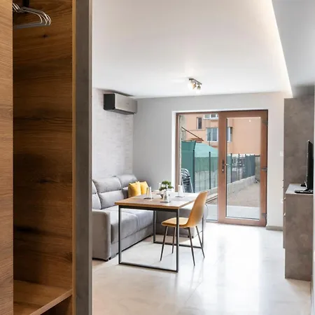 Urban Five #1 - Stylish One-bedroom With Kitchen & Parking