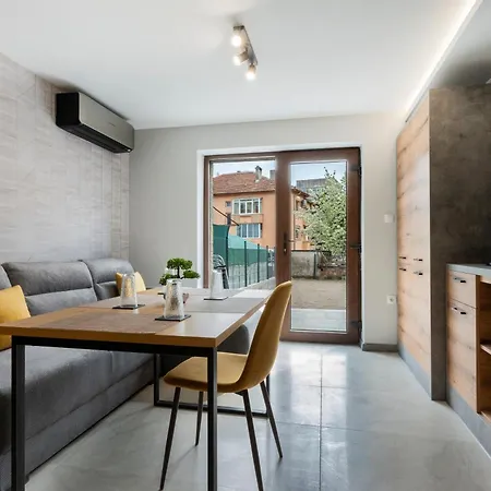 Urban Five #1 - Stylish One-bedroom With Kitchen & Parking Apartment *