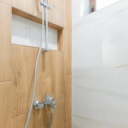 Apartment Urban Five #1 - Stylish One-bedroom With Kitchen & Parking *