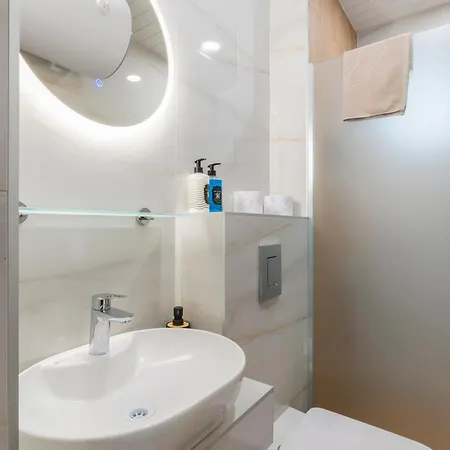 Urban Five #1 - Stylish One-bedroom With Kitchen & Parking