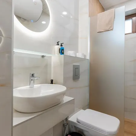 Apartment Urban Five #1 - Stylish One-bedroom With Kitchen & Parking *