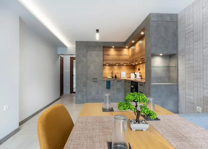 Urban Five #1 - Stylish One-bedroom With Kitchen & Parking *