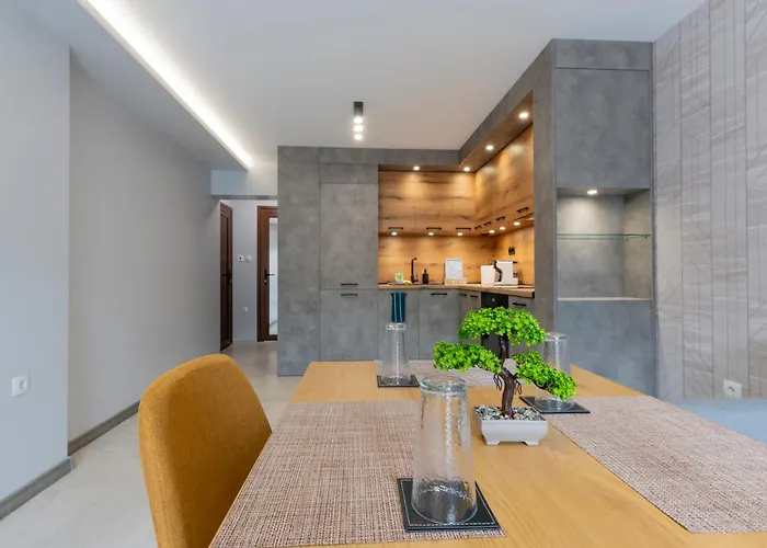 Urban Five #1 - Stylish One-bedroom With Kitchen & Parking