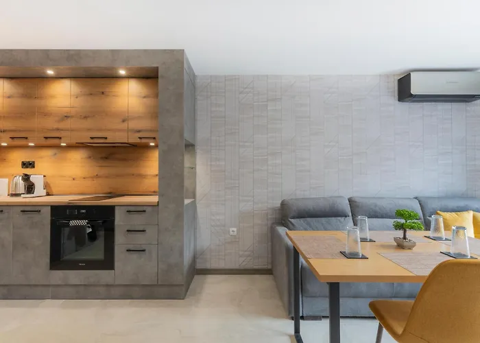 Urban Five #1 - Stylish One-bedroom With Kitchen & Parking Apartmán