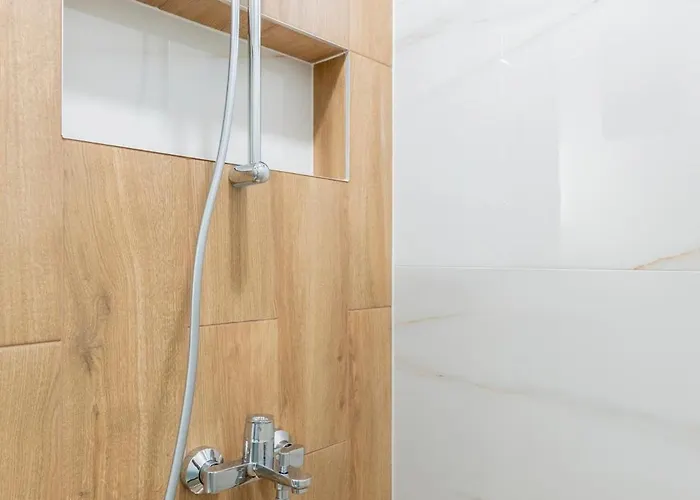 Apartmán Urban Five #1 - Stylish One-bedroom With Kitchen & Parking *