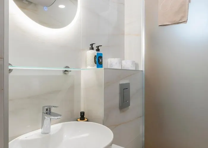 Urban Five #1 - Stylish One-bedroom With Kitchen & Parking