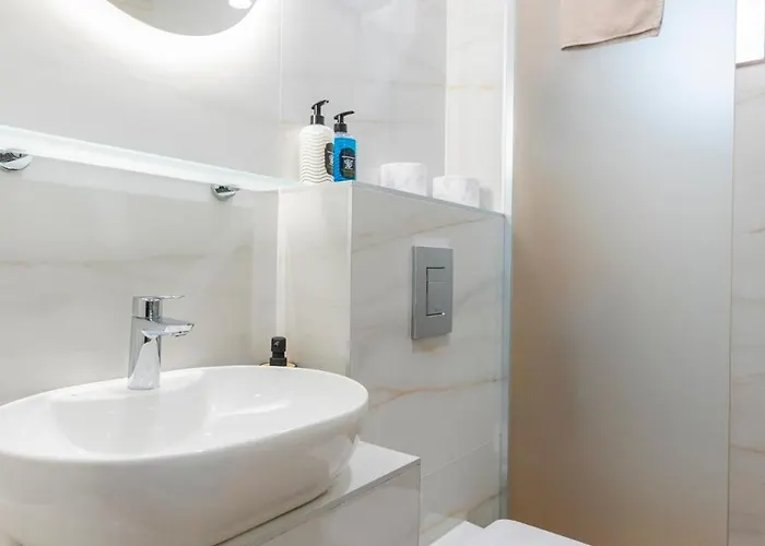 Urban Five #1 - Stylish One-bedroom With Kitchen & Parking Apartamento *