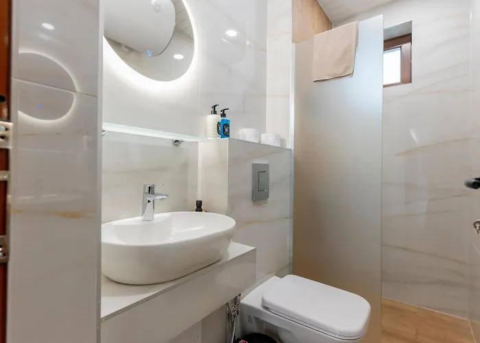 Apartmán Urban Five #1 - Stylish One-bedroom With Kitchen & Parking *